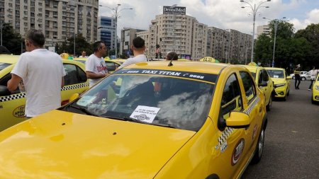 Mii de soferi de taxi protesteaza in Piata <span style='background:#EDF514'>CONSTITUTIE</span>i. Se cere fiscalizarea Uber si Bolt