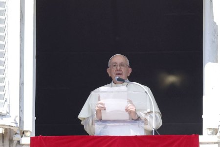 Papa Francisc vorbeste din nou despre nebunia razboiului la cateva zile dupa ce a starnit controverse cerand Ucrainei sa ridice steagul alb