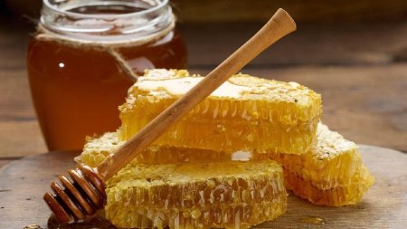 Testul simplu care iti arata daca mierea este naturala sau falsificata. Asa iti dai seama imediat daca este contrafacuta