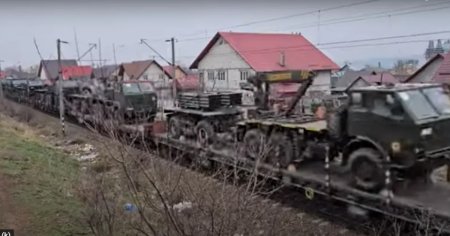 Tren <span style='background:#EDF514'>CFR MARFA</span> incarcat cu lansatoare de rachete APR-40, filmat cand se indreapta spre granita cu Ucraina VIDEO