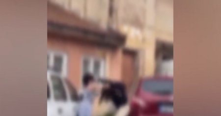 Doua fete, de 13 si 14 ani, filmate in timp ce se bateau pe o strada din Caran<span style='background:#EDF514'>SEBES</span>. Nimeni n-a intervenit VIDEO