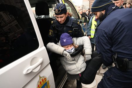 Greta Thunberg, luata din nou pe sus de politie, dupa ce a blocat pentru a doua zi consecutiv intrarea in Parlamentul Suediei