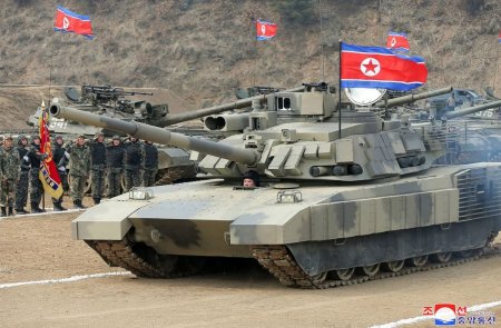 Liderul nord-coreean <span style='background:#EDF514'>KIM JONG UN</span> a testat un nou tanc in timpul unei simulari de lupta