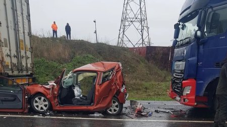 <span style='background:#EDF514'>ACCIDENT GRAV PE CENTURA CAPITALEI</span>! Un autoturism a fost prins intre doua TIR-uri