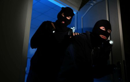Doi barbati, arestati preventiv dupa ce au furat bunuri din mai multe locuinte din Bucuresti. La cat se ridica prejudiciul
