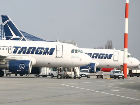 Tarom se afla la ani distanta de LOT Polish Airlines. Compania nationala a Poloniei este profitabila, zboara in SUA si Asia, in timp ce Taromul nu a mai avut profit din 2007, inoata in datorii si renunta la unele rute. In ultimii patru ani, Tarom a schimbat sapte directori