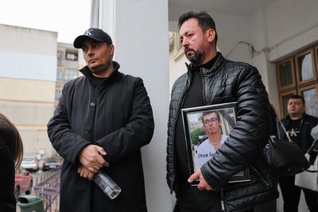 Tatal tanarului ucis de Vlad Pascu in accidentul din 2 Mai a adus un tablou cu fiul sau in sala de judecata, dupa ce data trecuta judecatoarea a intrebat daca baiatul decedat e prezent. Am venit cu Sebi, pentru ca data trecuta mi l-ati chemat