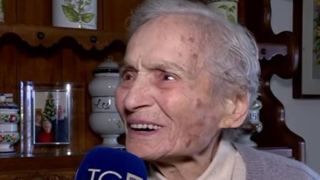 Ea este <span style='background:#EDF514'>SOFERITA</span> in varsta de 103 ani care a gonit cu masina, noaptea, fara permis si asigurare, la niste prieteni