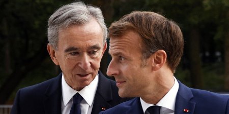 Macron l-a decorat pe Bernard Arnault la Palatul Élysée in prezenta lui <span style='background:#EDF514'>BEYONC</span>é si a lui Elon Musk