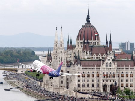 Budapesta se transforma: Emiratele Arabe Unite au semnat un deal de 5,5 miliarde de dolari cu guvernul maghiar pentru a moderniza un cartier din Budapesta. In plan sunt cuprinse proiecte de grandoarea zgarie-norilor din Dubai,