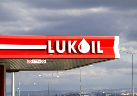 <span style='background:#EDF514'>BENZINARII</span>le Lukoil au ajuns in atentia ANPC. Statii inchise, amenzi de zeci de mii de lei