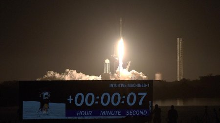 SpaceX a reusit lansarea in spatiu a unei rachete m<span style='background:#EDF514'>AMUT</span>, din a treia incercare
