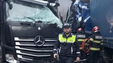 Impact devastator intre doua camioane. Ambii soferi au ajuns la spital. Traficul este blocat