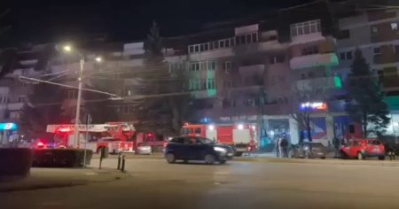 Barbat salvat in ultima clipa de pompieri, dintr-un apartament cuprins de flacari. A fost resuscitat si readus la viata VIDEO