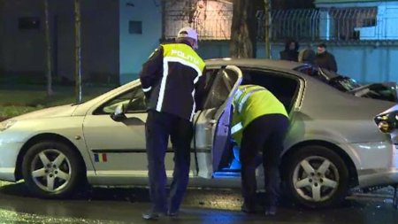 Accident pe Soseaua Alexandriei din Bucuresti. Un be<span style='background:#EDF514'>BELU</span>s de 9 luni si soferul masinii in care se afla au ajuns la spital