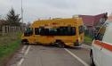 Microbuz scolar, implicat intr-un accident pe un drum din Tulcea. Doi elevi au ajuns la spital