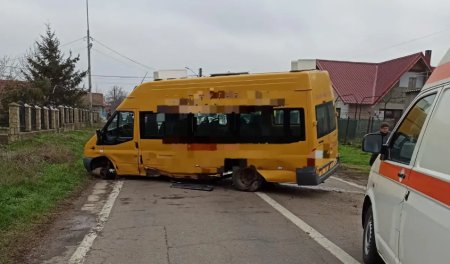 Microbuz scolar, implicat intr-un accident pe un drum din Tulcea. Doi elevi au ajuns la spital