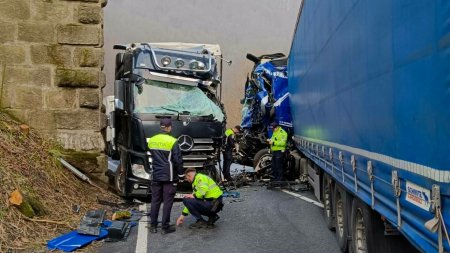 Trei TIR-uri s-au ciocnit in Caras-Severin. Dezastrul provocat de un sofer bulgar care circula cu viteza | GALERIE FOTO