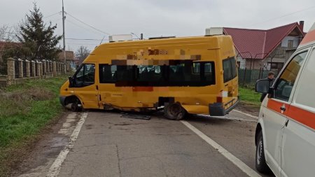 Accident cu un microbuz scolar, in Tulcea! Doi elevi au ajuns la spital, dupa ce soferul unei masini ar fi <span style='background:#EDF514'>ADORMIT LA VOLAN</span>