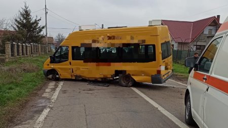 Accident cu un <span style='background:#EDF514'>MICROBUZ</span> scolar, in Tulcea! Doi elevi au ajuns la spital, dupa ce soferul unei masini ar fi adormit la volan