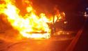 O masina a luat foc in mers si a ars ca o torta pe <span style='background:#EDF514'>AUTOSTRADA A1</span>. Soferul a reusit sa se salveze
