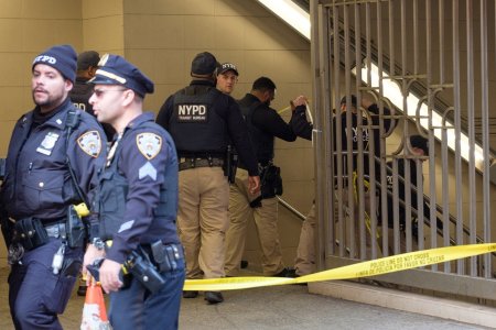 Un barbat a fost impuscat in <span style='background:#EDF514'>METROUL</span> din New York, in urma unei altercatii