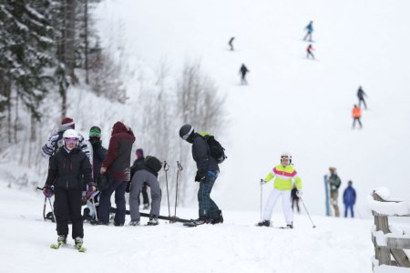 Zapada de 30 de centimetri pe <span style='background:#EDF514'>PARTII</span>le din Poiana Brasov. Mii de turisti petrec weekendul la munte