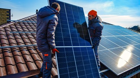 Romanii care si-au pus panouri fotovoltaice au senzatia ca nu vor plati <span style='background:#EDF514'>ENERGIA ELECTRICA</span>, ceea ce e complet fals - Expert