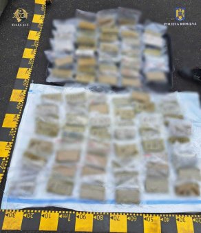 Captura majora in lupta contra drogurilor. <span style='background:#EDF514'>TRAFICANT DE DROGURI</span>, prins cu 1,5 kg de cocaina si peste 14 kg de canabis in masina