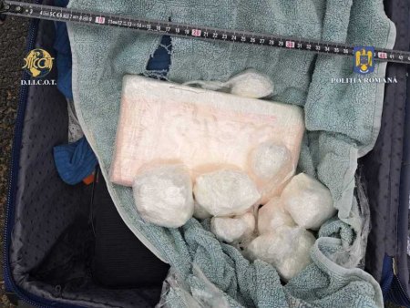 Un barbat a fost prins in Dambovita cu peste 15 kilograme de droguri de risc si mare risc in masina