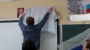 <span style='background:#EDF514'>PORTRET</span>ul lui Vladimir Putin dintr-o sectie de votare din Voronej a fost acoperit cu un cearceaf, in prima zi a alegerilor prezidentiale din Rusia