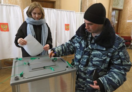 Rusii au incendiat cel putin trei sectii de votare si au turnat cerneala verde in urne, in prima zi a alegerilor prezidentiale | VIDEO