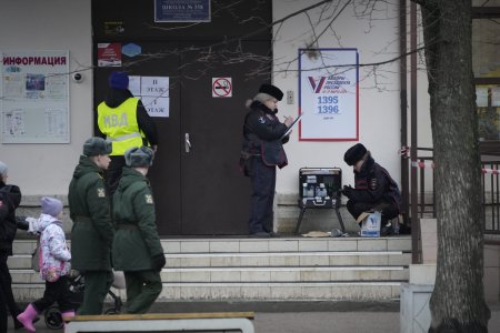 Sefa Comisiei Electorale Centrale din Rusia le transmite ticalosilor care vandalizeaza urnele de vot pentru cativa arginti ca risca inchisoarea