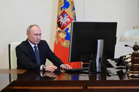 Momentul in care Vladimir Putin voteaza, online, din biroul sau de la Kremlin, la alegerile prezidentiale din Rusia | VIDEO
