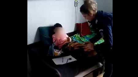 Copil de 3 ani, gasit de jandarmi in timp ce mergea cu tricicleta pe mijlocul drumului prin Radauti, tremurand de frig VIDEO