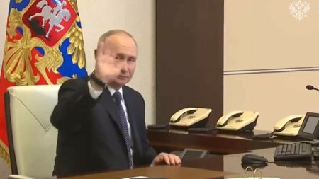 Vladimir Putin a vrut sa se laude ca a votat online din biroul sau. Imaginile publicate de Kremlin il fac insa de ras VIDEO