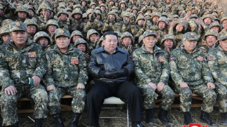 Coreea de Nord - Kim Jong Un s-a plimbat cu masina primita de la Putin si a indemnat la o pregatire 