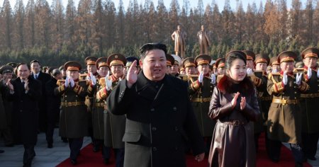 Coreea de Nord: Kim Jong-un supravegheaza exercitii militare impreuna cu fiica sa si cere pregatiri de razboi