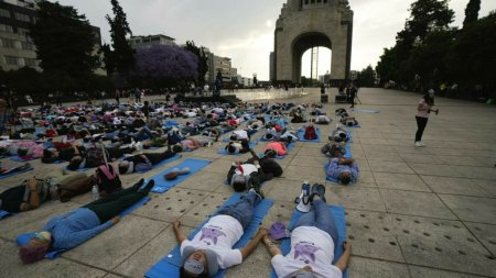 Sute de oameni din <span style='background:#EDF514'>MEXICO</span> City s-au intins pe jos pentru un pui de somn pentru a comemora Ziua Mondiala a Somnului