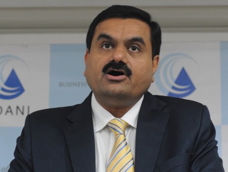 <span style='background:#EDF514'>CEL MAI BOGAT</span> indian este din nou sub vizorul anchetatorilor americani: SUA il cerceteaza pe miliardarul Gautam Adani pentru dare de mita. El are o avere de 100 de miliarde de dolari