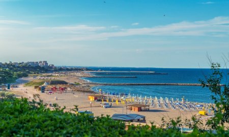 Plajele de pe litoralul romanesc ar urma sa fie <span style='background:#EDF514'>INCHIRIATE</span> pe zece ani, in loc de doi, cat este in prezent