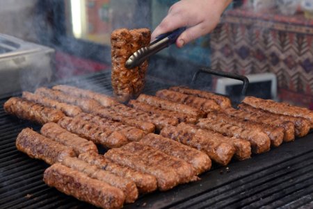 Istoria micilor: Mituri urbane, traditii si pareri controversate despre cel mai vechi street-food romanesc