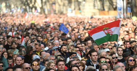 Zeci de mii de manifestanti l-au contestat pe Orban de Ziua Nationala a Ungariei. Navalnaia, la Budapesta: un 