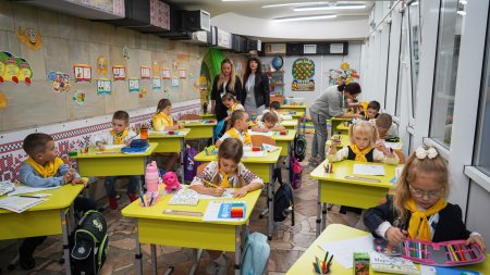 O profesoara incearca sa salveze mintile copiilor ucraineni prin cursuri secrete. Nimeni nu mai facuse asa ceva