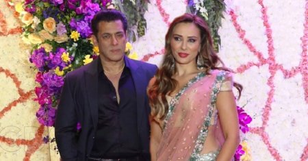 Salman Khan, in compania unei alte femei. Fanii au luat foc si l-au taxat dur pe actorul indian: Cu Iulia de ce nu se <span style='background:#EDF514'>POZEAZA</span> asa?