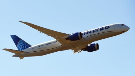 SUA investigheaza modul in care un Boeing 737-800 al United Airlines a pierdut un panou extern in timpul <span style='background:#EDF514'>ZBORUL</span>ui