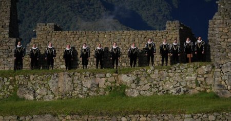 <span style='background:#EDF514'>CORUL MADRIGAL</span> filmeaza un videoclip istoric la Machu Picchu. Cand va fi lansat