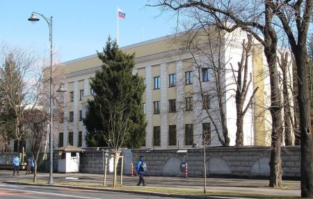 <span style='background:#EDF514'>BAGAJ</span> suspect in fata Ambasada Rusiei la Bucuresti. Echipele de pirotehnisti fac verificari