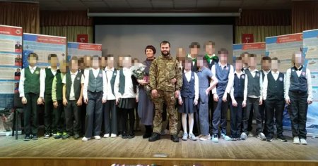 Un pedofil rus intors de pe frontul din Ucraina tine copiilor, in scoli, lectii de <span style='background:#EDF514'>PATRIOTISM</span>. Un pradator sexual