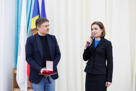 Regizorul Cristian Mungiu a fost decorat de Maia Sandu cu Ordinul de Onoare